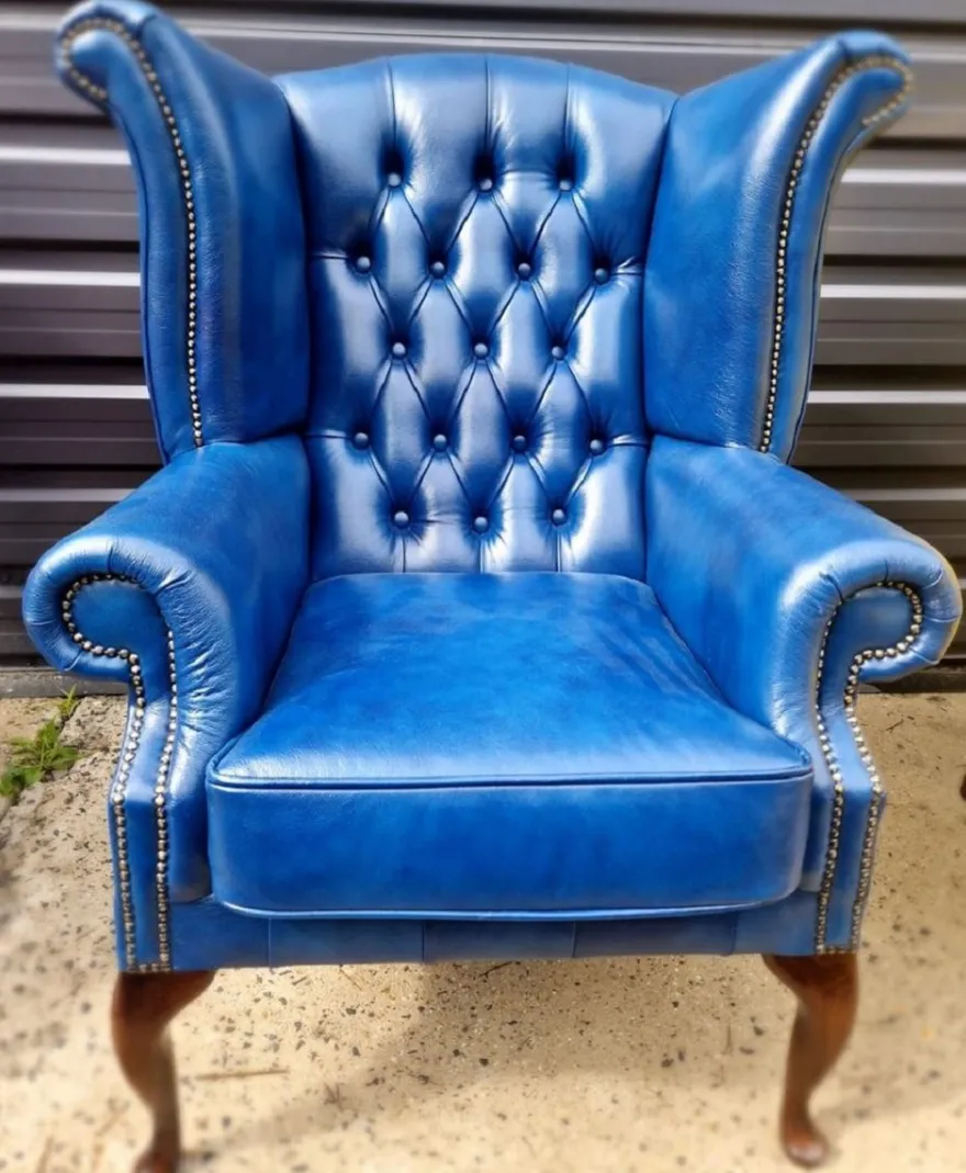 Casa Padrino Luxus Chesterfield Ohrensessel Blau / Dunkelbraun 98 x 90 x H. 110 cm - Echtleder Chesterfield Wohnzimmer Sessel - Wohnzimmer Möbel - Chesterfield Möbel - Luxus Leder Möbel