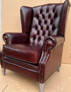 Casa Padrino Luxus Chesterfield Ohrensessel Weinrot / Grau 90 x 90 x H. 110 cm - Echtleder Chesterfield Wohnzimmer Sessel - Wohnzimmer Möbel - Chesterfield Möbel - Luxus Möbel