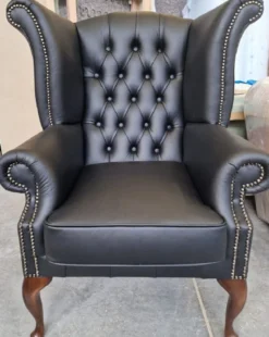 Casa Padrino Luxus Chesterfield Ohrensessel Schwarz / Dunkelbraun 98 x 90 x H. 110 cm - Echtleder Chesterfield Wohnzimmer Sessel - Wohnzimmer Möbel - Chesterfield Möbel - Luxus Leder Möbel