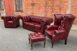Casa Padrino Luxus Chesterfield Leder Ohrensessel mit Hocker Bordeauxrot