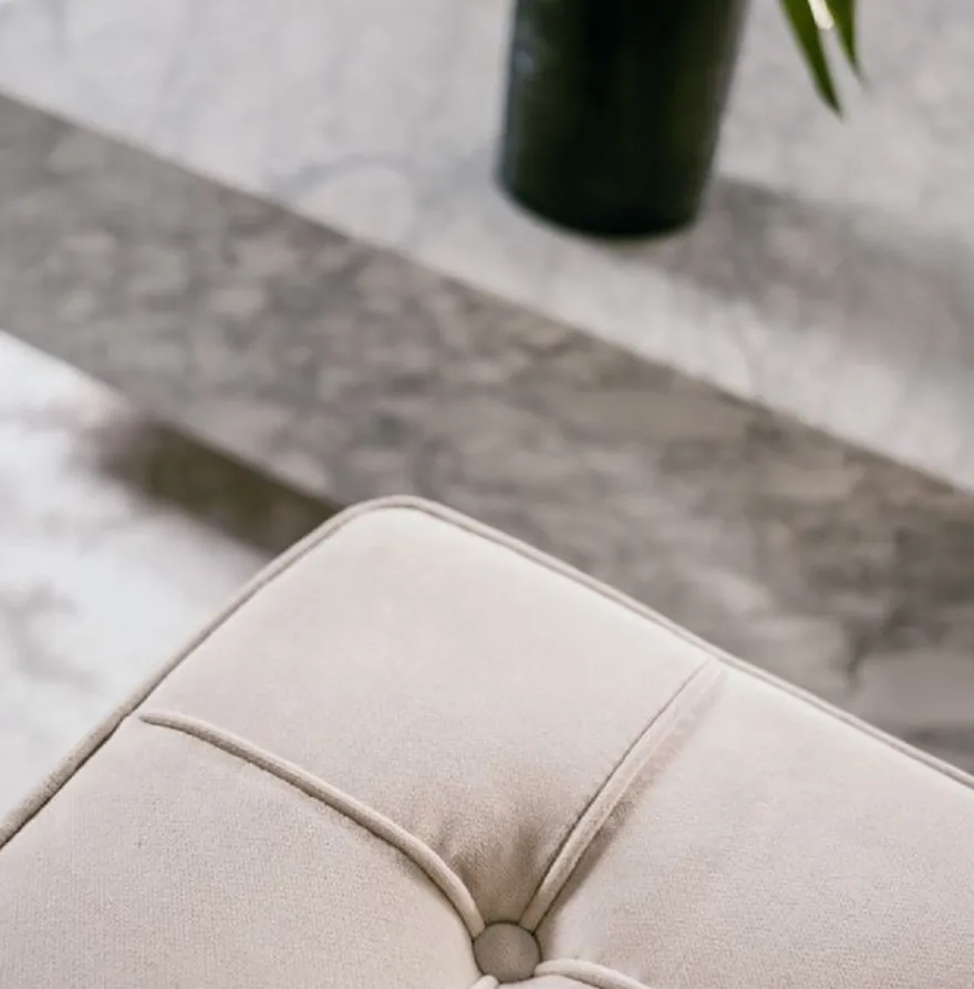 Casa Padrino Luxus Chesterfield Samt Hocker Beige / Silber 60 x 50 x H. 47 cm - Wohnzimmermöbel - Luxus Kollektion