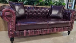 Casa Padrino Luxus Chesterfield Kunstleder 2er Sofa Lila / Schwarz 190 x 90 x H. 75 cm - Wohnzimmer Sofa - Wohnzimmer Möbel - Luxus Möbel - Wohnzimmer Einrichtung - Luxus Einrichtung - Möbel Luxus