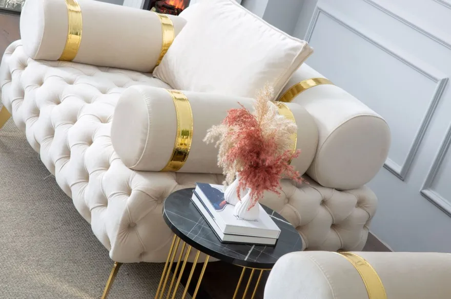 Casa Padrino Luxus Chesterfield Sessel Creme / Gold 130 x 115 x H. 70 cm - Chesterfield Wohnzimmer Sessel - Wohnzimmer Möbel - Chesterfield Möbel - Luxus Möbel - Luxus Einrichtung - Möbel Luxus