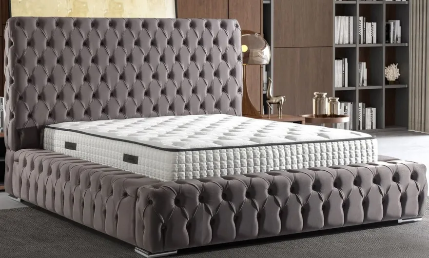 Casa Padrino Luxus Chesterfield Doppelbett Grau / Silber - Verschiedene Größen - Massivholz Bett mit Kopfteil und Matratze - Schlafzimmer Möbel - Hotel Möbel - Luxus Möbel - Chesterfield Möbel