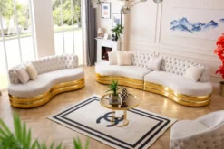 Casa Padrino Luxus Chesterfield 3er Sofa Creme / Gold 230 x 105 x H. 82 cm - Gebogenes Chesterfield Wohnzimmer Sofa - Wohnzimmer Möbel - Chesterfield Möbel - Luxus Möbel - Luxus Einrichtung