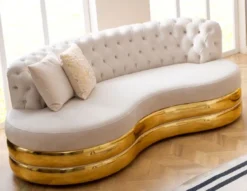 Casa Padrino Luxus Chesterfield 3er Sofa Creme / Gold 230 x 105 x H. 82 cm - Gebogenes Chesterfield Wohnzimmer Sofa - Wohnzimmer Möbel - Chesterfield Möbel - Luxus Möbel - Luxus Einrichtung