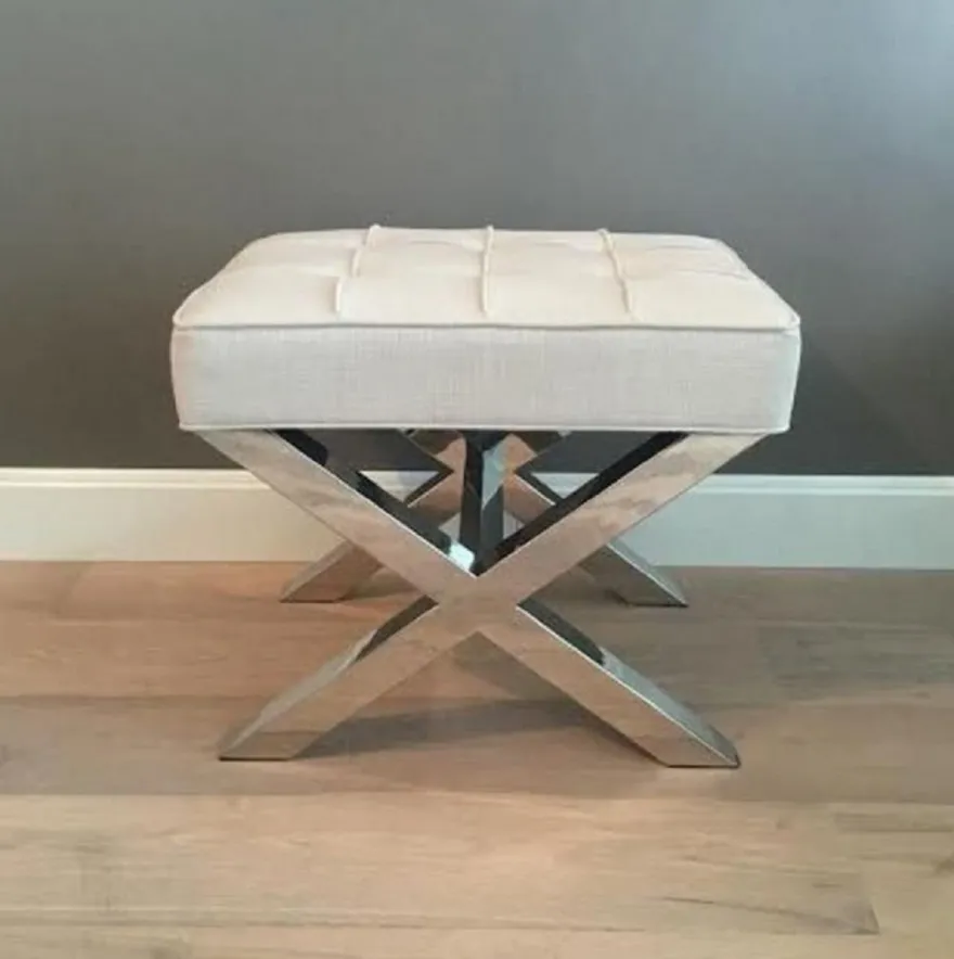Casa Padrino Luxus Chesterfield Hocker Beige / Silber 60 x 50 x H. 47 cm - Wohnzimmermöbel - Luxus Kollektion