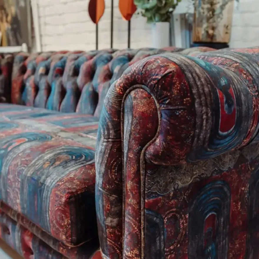 Casa Padrino Luxus Chesterfield Samt Sofa Mehrfarbig / Schwarz 220 x 96 x H. 78 cm - Wohnzimmer Sofa - Hotel Sofa - Wohnzimmer Möbel - Chesterfield Möbel - Luxus Möbel - Luxus Einrichtung