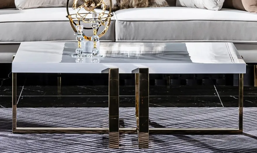 Casa Padrino Luxus Couchtisch Weiß / Gold 120 x 80 x H. 45 cm - Rechteckiger Wohnzimmertisch mit Massivholz Tischplatte und Metallbeinen - Wohnzimmer Möbel - Luxus Möbel - Hotel Möbel
