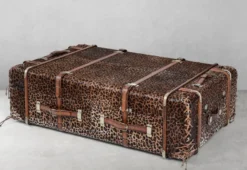 Casa Padrino Luxus Couchtisch in Koffer Optik Leopard / Braun / Messing 140 x 85 x H. 43 cm - Koffer Wohnzimmertisch mit Schubladen und Barfächer - Wohnzimmer Möbel - Luxus Möbel in Koffer Optik