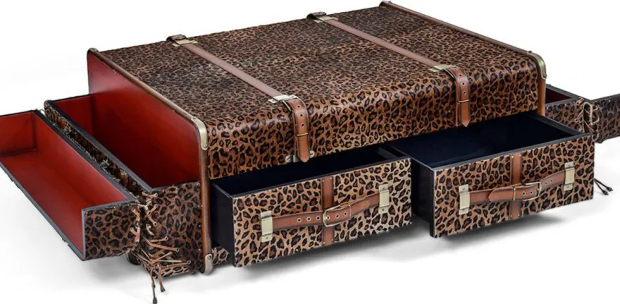 Casa Padrino Luxus Couchtisch in Koffer Optik Leopard / Braun / Messing 140 x 85 x H. 43 cm - Koffer Wohnzimmertisch mit Schubladen und Barfächer - Wohnzimmer Möbel - Luxus Möbel in Koffer Optik