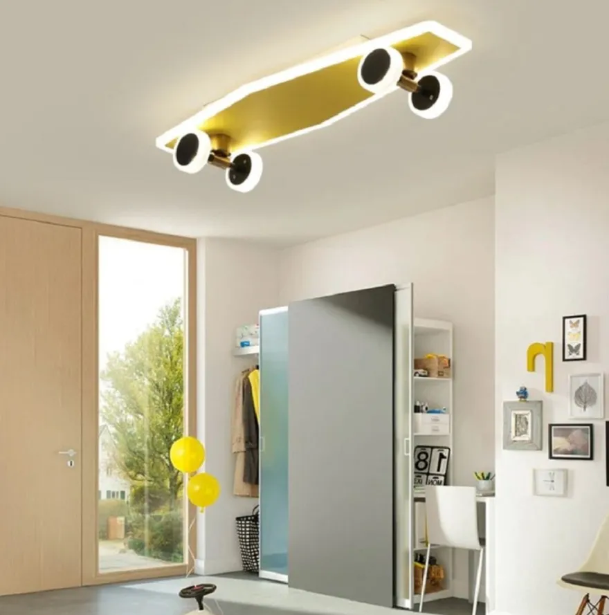 Casa Padrino Luxus Deckenleuchte in Skateboard Form Gold 60 x 20 cm - LED Skateboard Deckenlampe - Skateboard Deckenleuchten - Luxus Deckenleuchten - Luxus Interior
