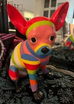 Casa Padrino Luxus Dekofigur Chihuahua Hund Mehrfarbig H. 39 cm - Wetterbeständige Deko Skulptur - Wohnzimmer Deko - Garten Deko - Luxus Deko Tierfigur