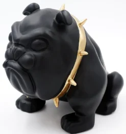 Casa Padrino Luxus Deko Figur Hund Bulldogge mit Halskette Schwarz / Gold H. 55 cm - Kunstharz Deko Skulptur - Wohnzimmer Deko - Luxus Deko Tierfigur