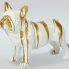 Casa Padrino Luxus Deko Figur Hund Bulldogge Weiß / Gold 89 x H. 68 cm - Kunstharz Deko Skulptur - Wohnzimmer Deko - Luxus Deko Tierfigur