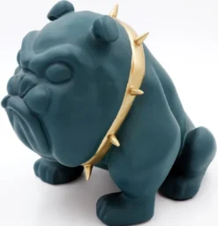 Casa Padrino Luxus Deko Figur Hund Bulldogge mit Halskette Grün / Gold H. 55 cm - Kunstharz Deko Skulptur - Wohnzimmer Deko - Luxus Deko Tierfigur