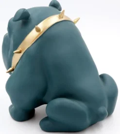 Casa Padrino Luxus Deko Figur Hund Bulldogge mit Halskette Grün / Gold H. 55 cm - Kunstharz Deko Skulptur - Wohnzimmer Deko - Luxus Deko Tierfigur