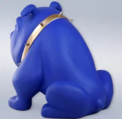 Casa Padrino Luxus Deko Figur Hund Bulldogge mit Halskette Blau / Gold H. 55 cm - Kunstharz Deko Skulptur - Wohnzimmer Deko - Luxus Deko Tierfigur