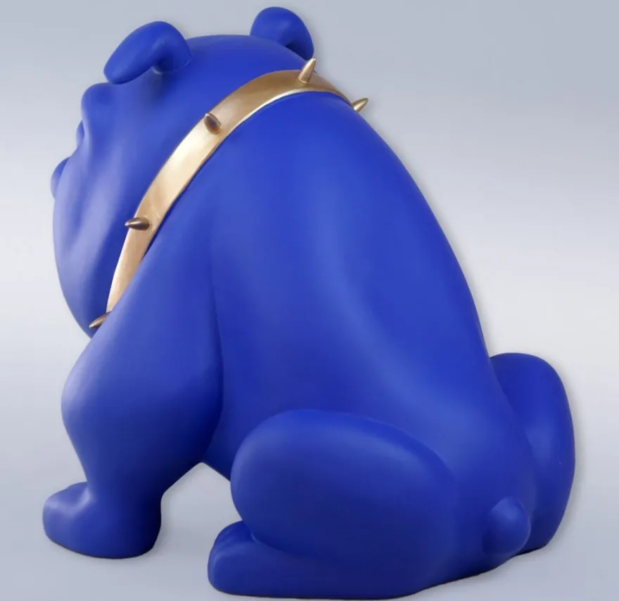 Casa Padrino Luxus Deko Figur Hund Bulldogge mit Halskette Blau / Gold H. 55 cm - Kunstharz Deko Skulptur - Wohnzimmer Deko - Luxus Deko Tierfigur