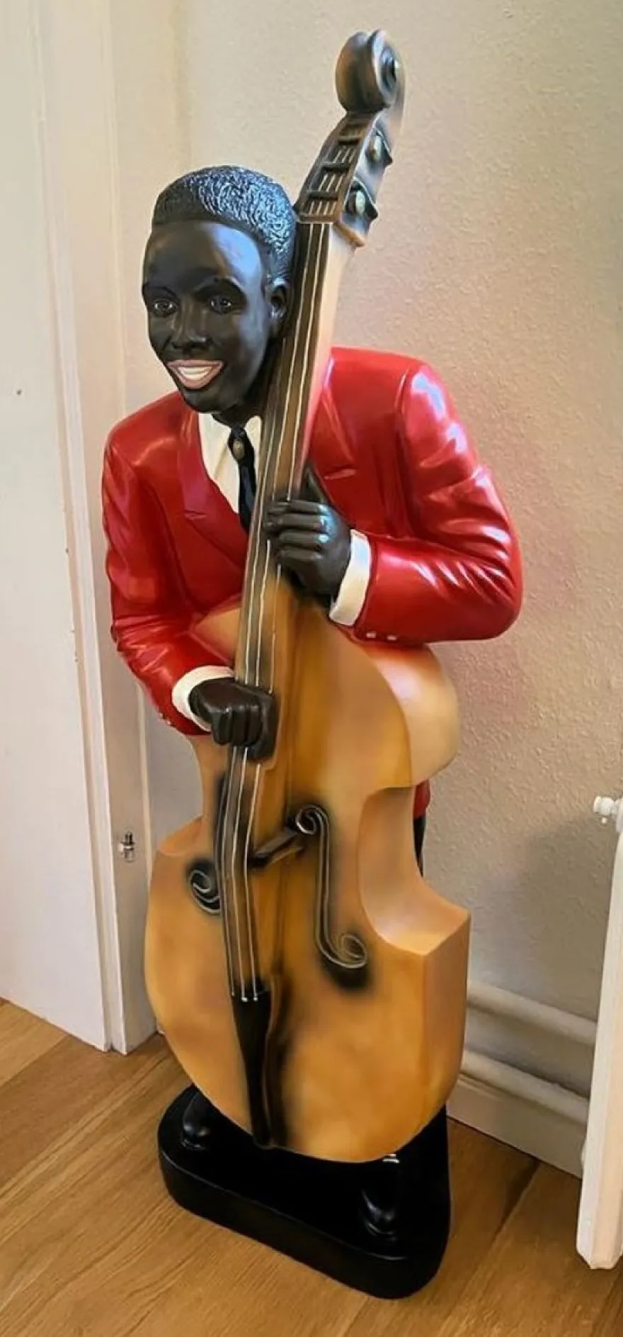 Casa Padrino Luxus Deko Figur Kontrabass Spieler Mehrfarbig 36 x 30 x H. 110 cm - Kunstharz Deko Skulptur - Deko Accessoires