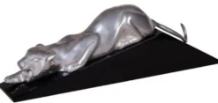 Casa Padrino Luxus Dekofigur Puma Silber / Schwarz 60 x 11 x H. 20 cm - Elegante Messing Figur mit Holzsockel - Deko Skulptur
