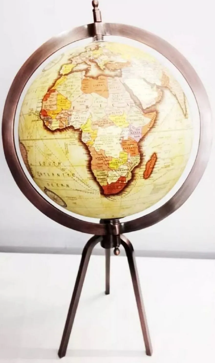 Casa Padrino Luxus Deko Globus mit Dreibein Stativ Antik Kupfer / Mehrfarbig Ø 31 x H. 66 cm - Büro Deko - Wohnzimmer Deko - Deko Accessoires