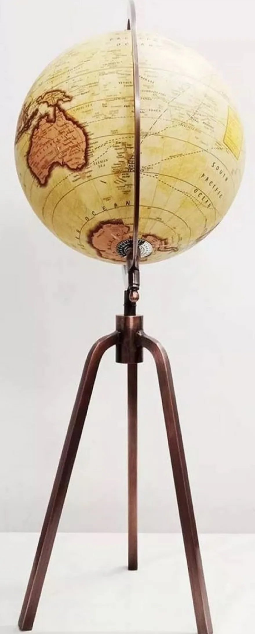 Casa Padrino Luxus Deko Globus mit Dreibein Stativ Antik Kupfer / Mehrfarbig Ø 31 x H. 66 cm - Büro Deko - Wohnzimmer Deko - Deko Accessoires
