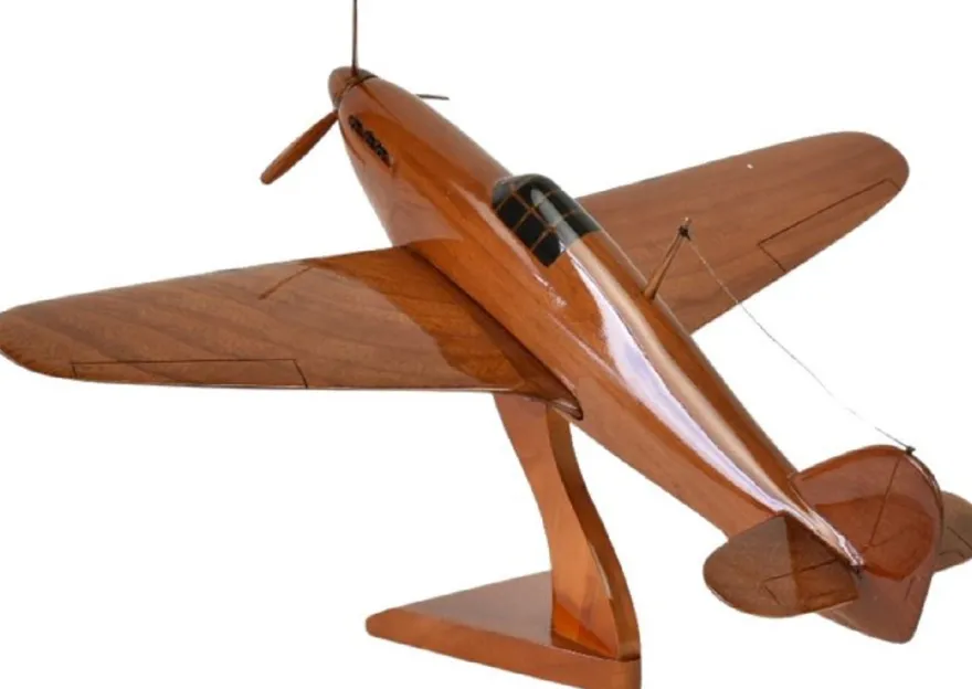 Casa Padrino Luxus Deko Jagdflugzeug Hawker Hurricane Braun / Schwarz 44 x 35 x H. 20 cm - Holz Flugzeug mit Ständer - Propellerflugzeug - Modellflugzeug - Schreibtisch Deko - Deko Accessoires