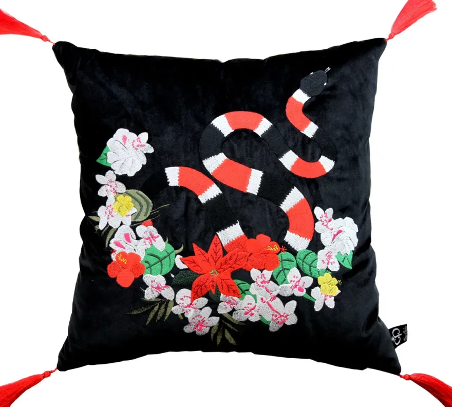 Casa Padrino Luxus Deko Kissen mit Troddeln Snake Schwarz / Mehrfarbig 45 x 45 cm - Feinster Samtstoff - Luxus Qualität