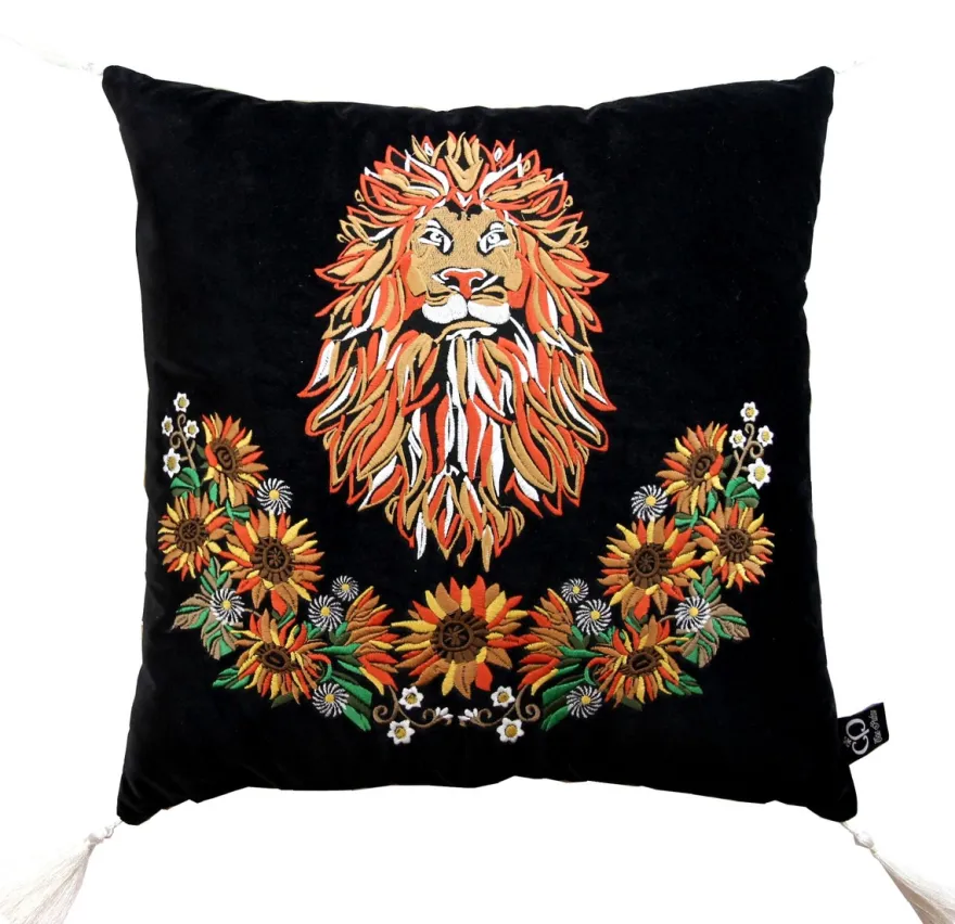 Casa Padrino Luxus Deko Kissen mit Troddeln Löwe Schwarz / Mehrfarbig 45 x 45 cm - Feinster Samtstoff - Luxus Qualität