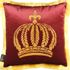 Casa Padrino Luxus Dekokissen Pompöös by Harald Glööckler Bordeaux / Gold mit Krone und Strass 50 x 50 cm