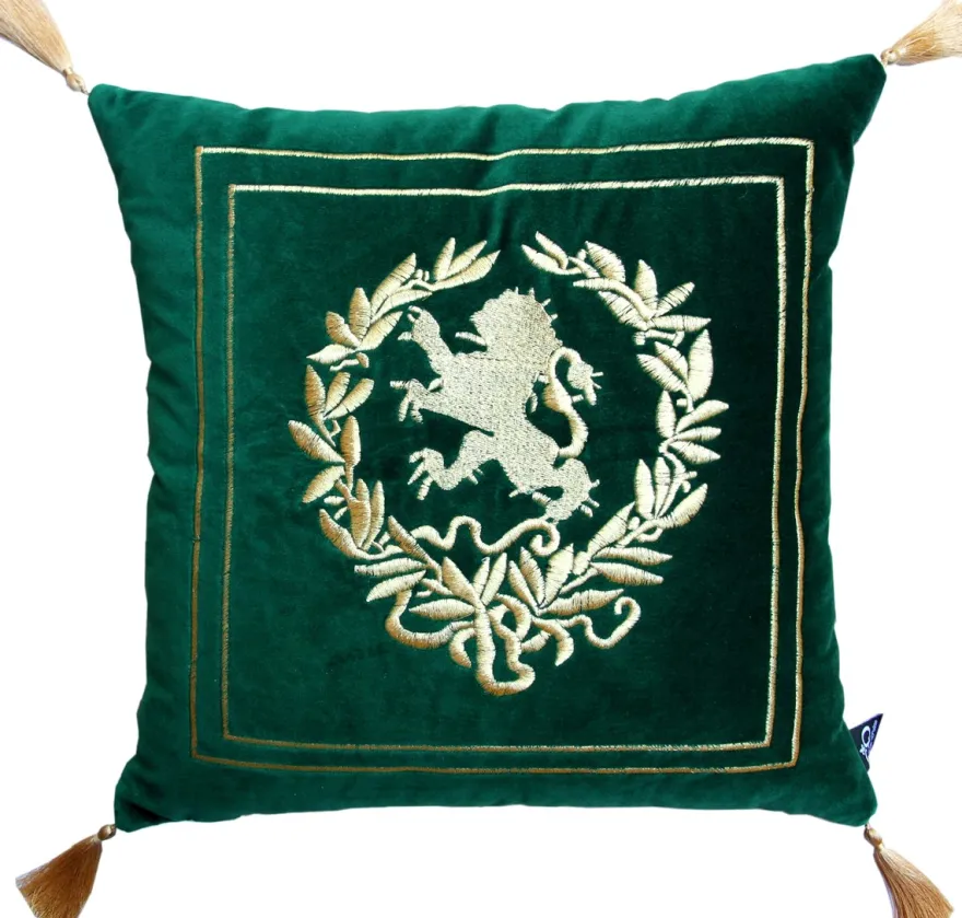 Casa Padrino Luxus Deko Kissen Wappen Dunkelgrün / Gold mit goldenen Troddeln 45 x 45 cm - Feinster Samtstoff - Luxus Wohndeko