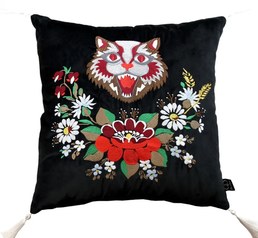Casa Padrino Luxus Deko Kissen mit Troddeln Cat Schwarz / Weiß 45 x 45 cm - Feinster Samtstoff - Wohnzimmer Kissen