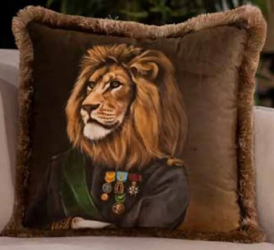 Casa Padrino Luxus Deko Kissen Offizier Löwe Braun / Mehrfarbig 45 x 45 cm - Bedrucktes Samt Kissen mit Fransen - Luxus Kollektion