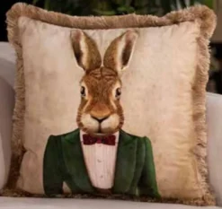 Casa Padrino Luxus Deko Kissen Gentleman Hase Creme / Mehrfarbig / Braun 45 x 45 cm - Bedrucktes Samt Kissen mit Fransen - Luxus Qualität