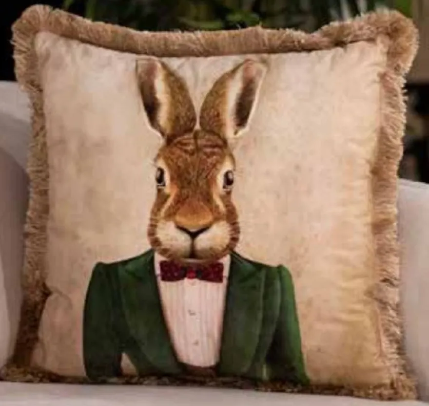 Casa Padrino Luxus Deko Kissen Gentleman Hase Creme / Mehrfarbig / Braun 45 x 45 cm - Bedrucktes Samt Kissen mit Fransen - Luxus Qualität