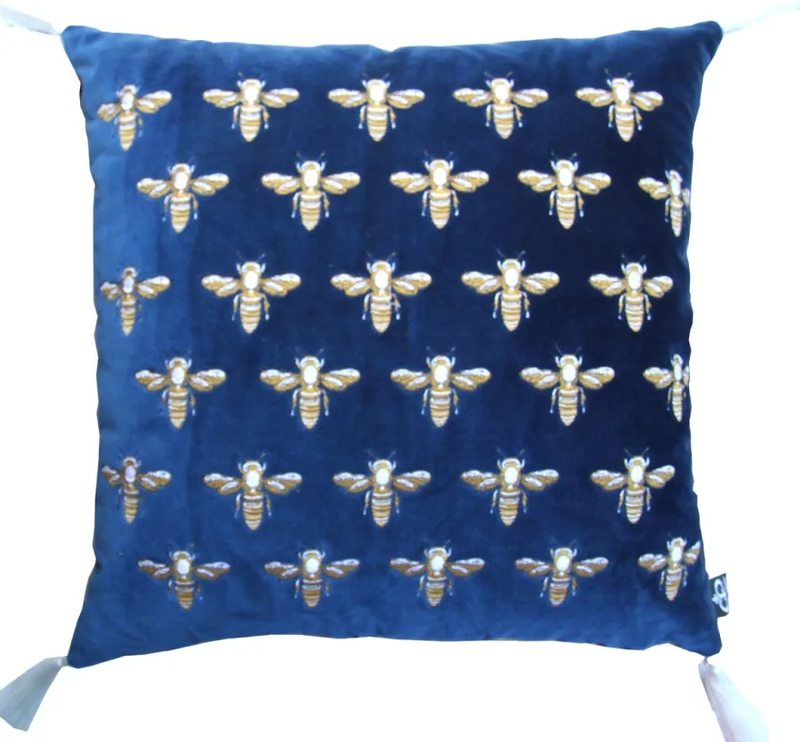 Casa Padrino Luxus Deko Kissen mit Troddeln Bees Blau / Gold / Weiß 45 x 45 cm - Feinster Samtstoff - Luxus Deko Accessoires