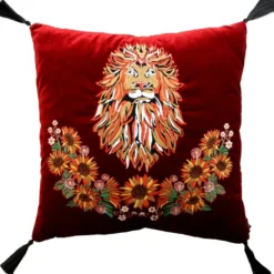 Casa Padrino Luxus Deko Kissen mit Troddeln Löwe Bordeaux Rot / Mehrfarbig 45 x 45 cm - Feinster Samtstoff - Luxus Qualität