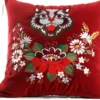 Casa Padrino Luxus Deko Kissen mit Troddeln Cat Rot / Mehrfarbig 45 x 45 cm - Feinster Samtstoff - Wohnzimmer Kissen