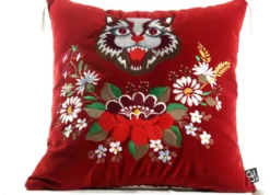 Casa Padrino Luxus Deko Kissen mit Troddeln Cat Rot / Mehrfarbig 45 x 45 cm - Feinster Samtstoff - Wohnzimmer Kissen
