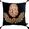 Casa Padrino Luxus Deko Kissen mit Troddeln Löwe Schwarz / Schwarz 45 x 45 cm - Feinster Samtstoff - Luxus Qualität