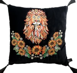 Casa Padrino Luxus Deko Kissen mit Troddeln Löwe Schwarz / Schwarz 45 x 45 cm - Feinster Samtstoff - Luxus Qualität