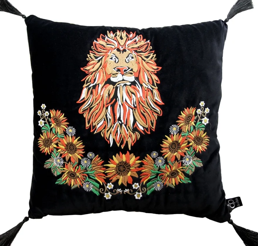 Casa Padrino Luxus Deko Kissen mit Troddeln Löwe Schwarz / Schwarz 45 x 45 cm - Feinster Samtstoff - Luxus Qualität