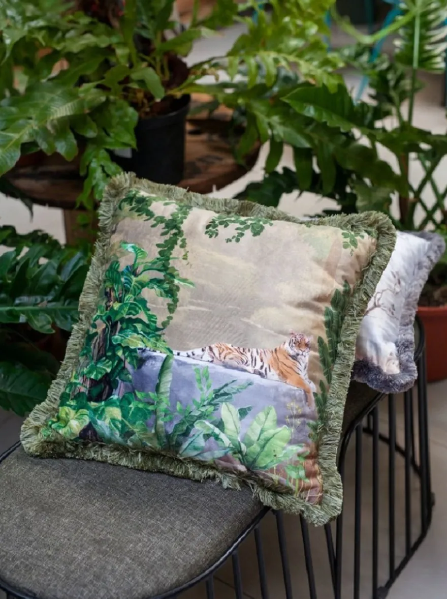 Casa Padrino Luxus Deko Kissen Dschungel & Tiger Mehrfarbig / Grün 45 x 45 cm - Bedrucktes Samt Kissen mit Fransen - Edles Zierkissen - Luxus Kollektion