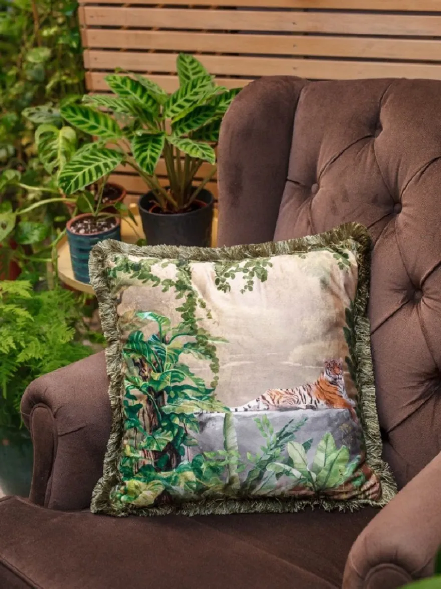 Casa Padrino Luxus Deko Kissen Dschungel & Tiger Mehrfarbig / Grün 45 x 45 cm - Bedrucktes Samt Kissen mit Fransen - Edles Zierkissen - Luxus Kollektion