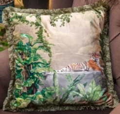 Casa Padrino Luxus Deko Kissen Dschungel & Tiger Mehrfarbig / Grün 45 x 45 cm - Bedrucktes Samt Kissen mit Fransen - Edles Zierkissen - Luxus Kollektion