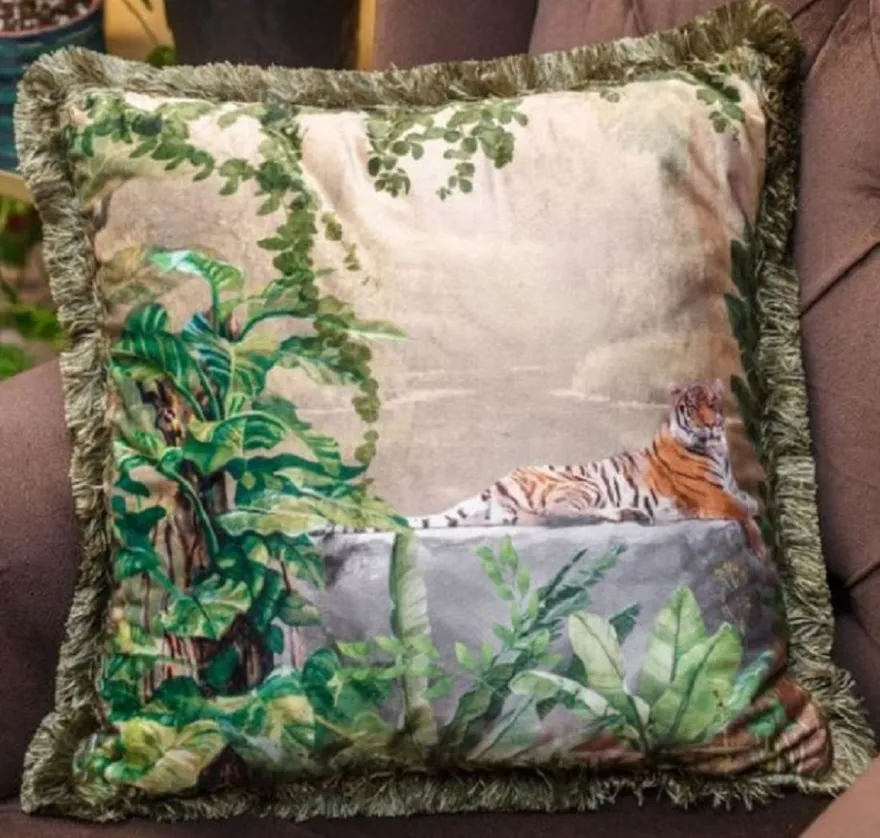 Casa Padrino Luxus Deko Kissen Dschungel & Tiger Mehrfarbig / Grün 45 x 45 cm - Bedrucktes Samt Kissen mit Fransen - Edles Zierkissen - Luxus Kollektion