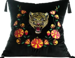 Casa Padrino Luxus Deko Kissen mit Troddeln Tiger Schwarz / Mehrfarbig 45 x 45 cm - Feinster Samtstoff - Luxus Qualität