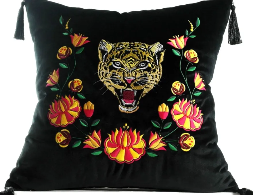 Casa Padrino Luxus Deko Kissen mit Troddeln Tiger Schwarz / Mehrfarbig 45 x 45 cm - Feinster Samtstoff - Luxus Qualität