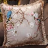 Casa Padrino Luxus Deko Kissen Vögel Beige / Mehrfarbig 45 x 45 cm - Bedrucktes Samt Kissen mit Fransen - Wohnzimmer Deko Accessoires